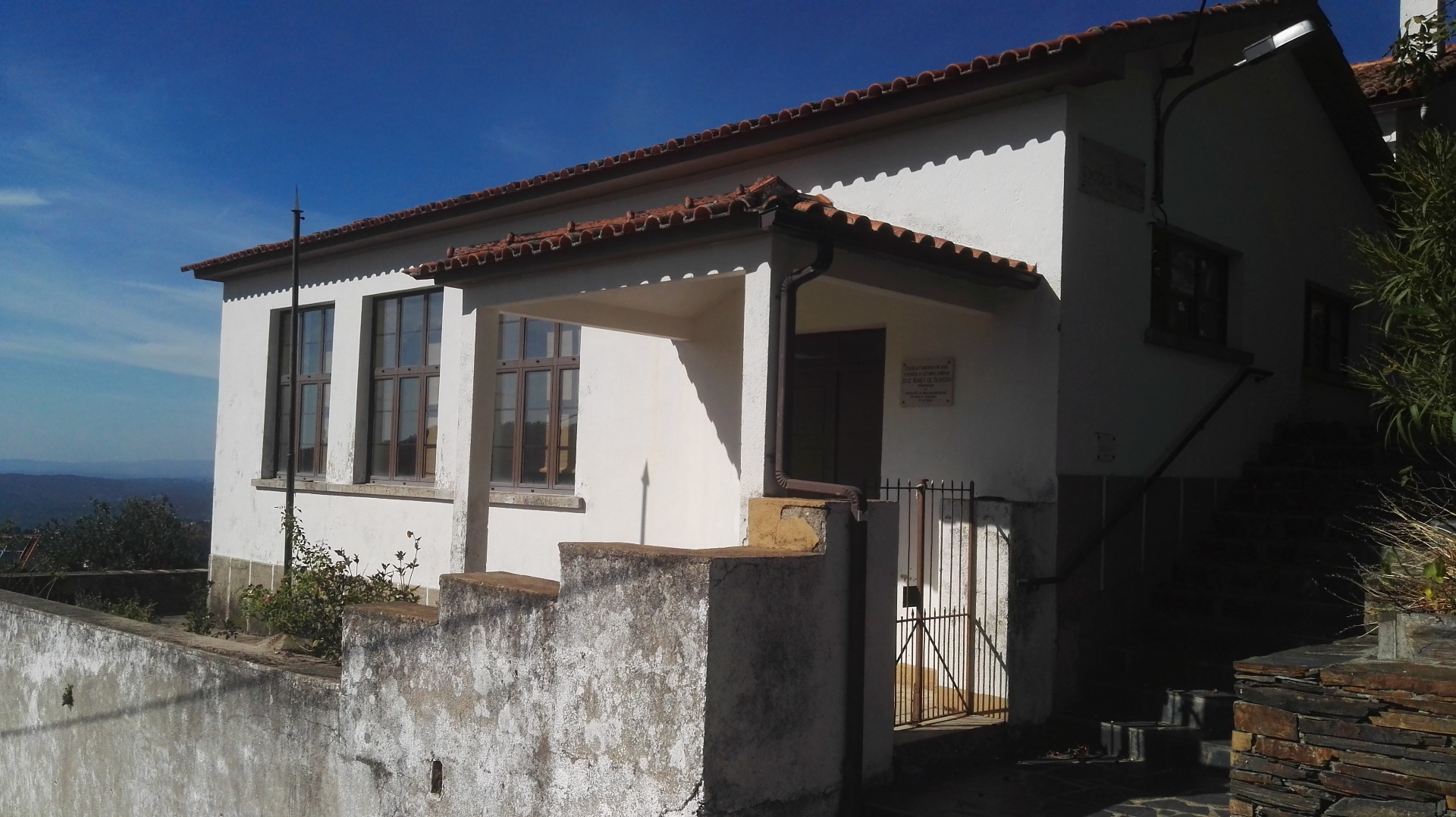 Antiga Escola Primária, agora sede da Comissão de Melhoramentos de Monte Redondo